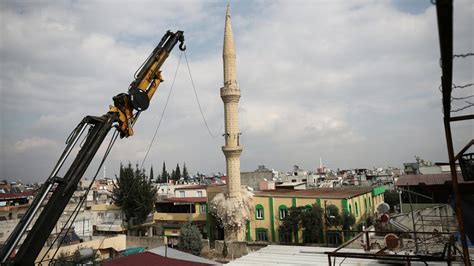 Adana da depremde hasar gören minareler kontrollü şekilde yıkılıyor