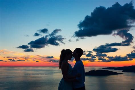 Silueta de una pareja de recién casados en el mar en la boda al