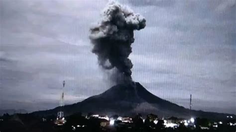 Erupsi Sinabung Semburkan Abu Vulkanik Setinggi Meter Disertai