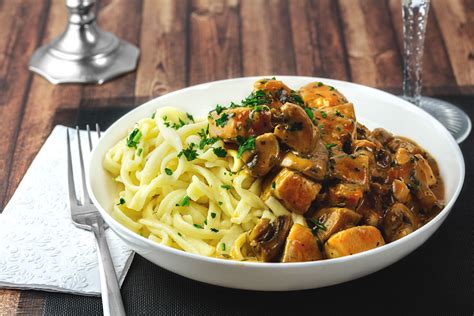 Rezept Spätzle mit Hähnchenfleisch Champignons in Sahnesoße