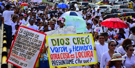 Multitudinaria Marcha En Defensa De La Familia