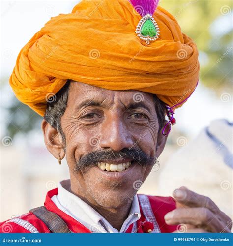 Les Hommes De Portrait Portant La Robe Traditionnelle De Rajasthani