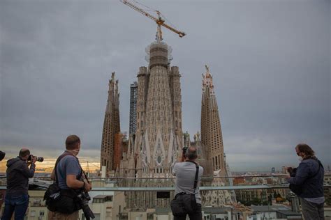 La Estrella De La Sagrada Fam Lia Ya Ilumina Barcelona