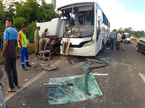 G1 Batida entre ônibus e carreta mata homem e deixa 19 feridos diz