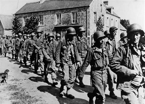Колонна пленных солдат армии США в Германии — военное фото
