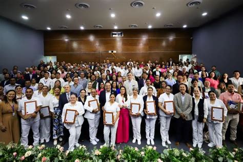 Reconoce Tere Jiménez a docentes ejemplares del CECyTEA El Circo