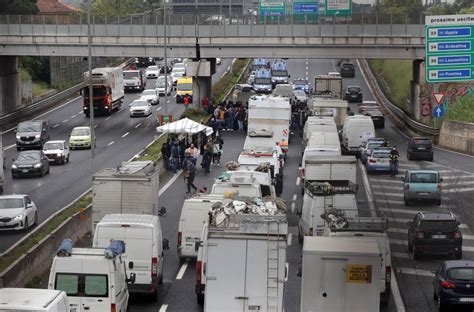 Gli Ambulanti Bloccano Il Raccordo Anulare Proteste A Roma Contro La