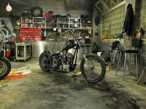 Chopper Garage Choppers And Bobbers Vintage Cafe Racer In 2020