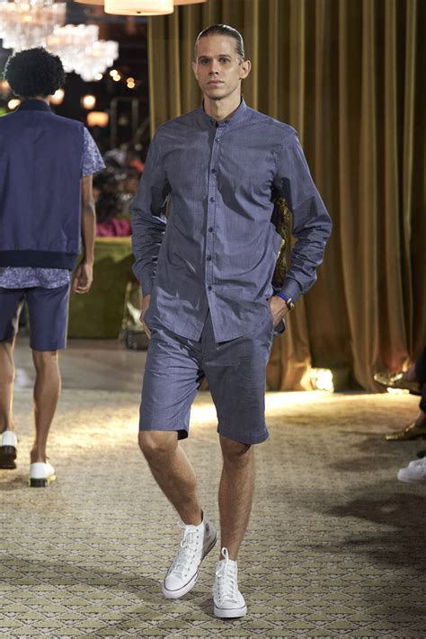 June79: El uso de los estampados estivales se aprecia en su colección