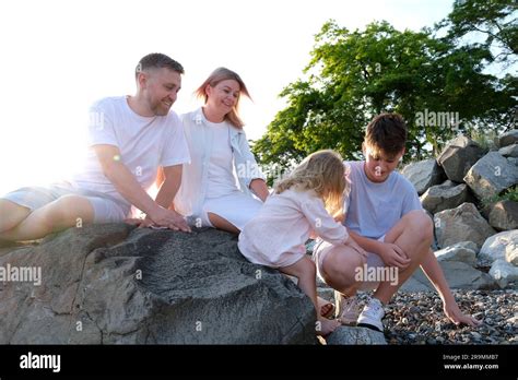 Belle Famille Avec Deux Enfants Fr Re Et Soeur Jouent Entre Eux