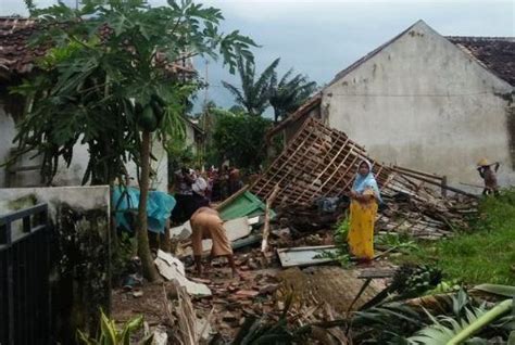 Puluhan Rumah Di Jember Rusak Diterjang Angin Puting Beliung Orang