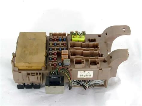 82641 13040 ECU PORTE Fusible Boîte Fusibles Relais TOYOTA Corolla