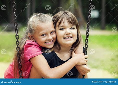 Bambini felici fotografia stock. Immagine di fotocamera - 29337636