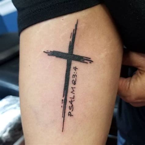 4 estilos en tatuajes de cruz de fe y protección Tatuaje de cruz