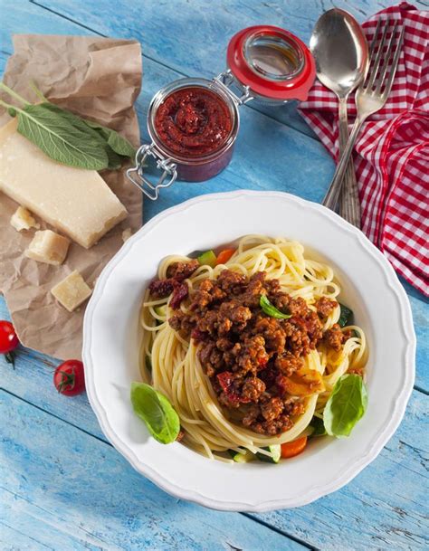 Spaghettis à La Bolognaise Pour 4 Personnes Recettes Elle à Table