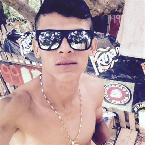 Jovem é morto a tiros dentro de carro no AC e polícia acredita em