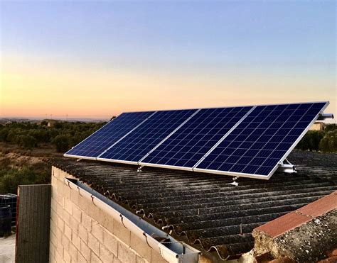 Instalación solar fotovoltaica aislada de red para casa de campo Caspe