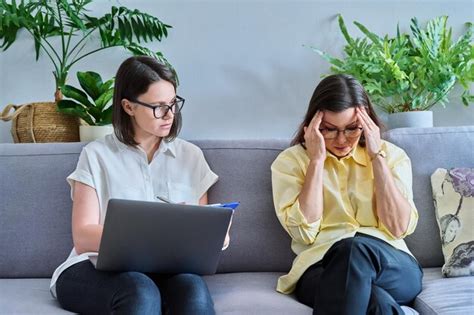 Mujer De Mediana Edad En Una Sesi N De Terapia Individual En La Oficina