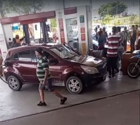 Not Cias Imagens Fortes Homem Executado A Tiros Dentro De Carro