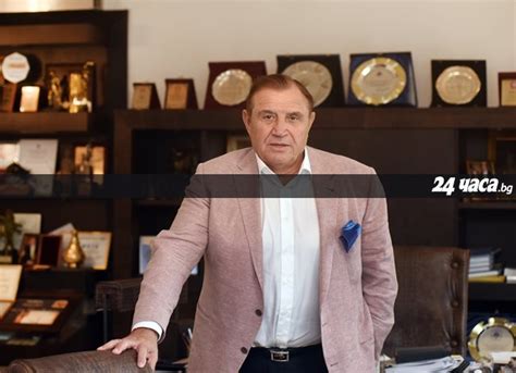 Проф. Николай Вълканов е със семейството си и кумовете в чужбина