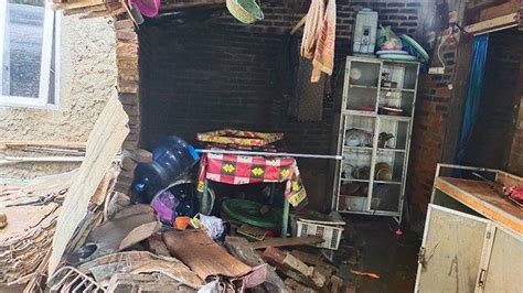 Pulang Ke Rumah Rosita Kaget Dinding Sudah Jebol Dihantam Banjir