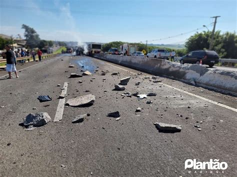 Carreta Pega Fogo Ap S Motorista Perder Controle E Bater Contra Mureta