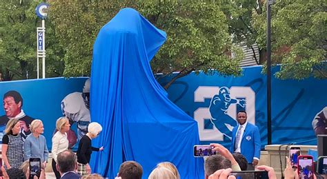 Detroit Lions Unveil Barry Sanders' Statue At Ford Field (VIDEO)