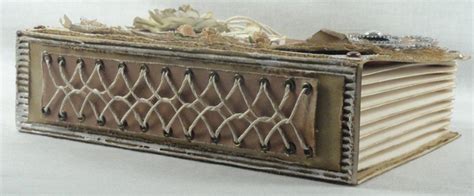 Оригинальная коробочка в форме книжки. Скрапбукинг