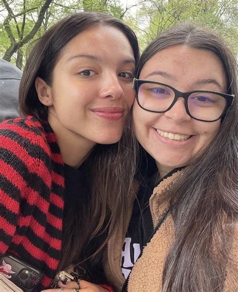 Olivia Rodrigo With A Fan Girls Best Friend Best Friends Cool Girl