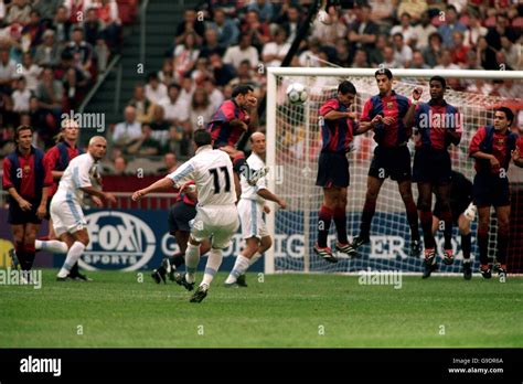 Sinisa mihajlovic free kick hi-res stock photography and images - Alamy
