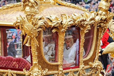 K Nig Charles K Nigin Camilla Sie K Mpfen Mit Ihren Kronen Gala De