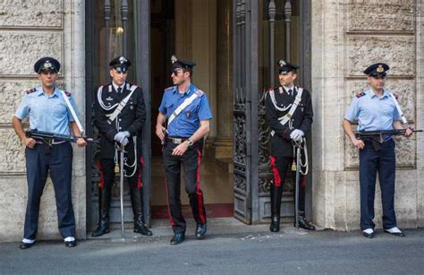 Divise Dei Carabinieri Sai Chi Le Produce No Non è Lo Stato