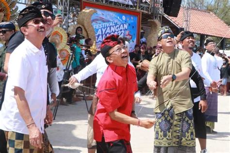 Gubernur Koster Buka Festival Layang Layang Di Pantai Mertasari