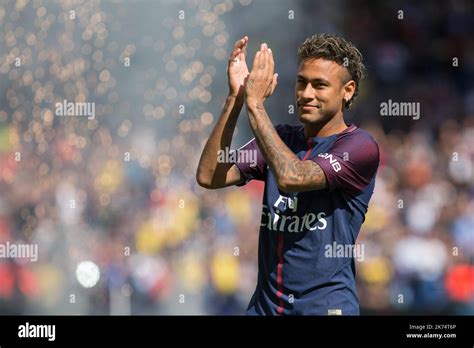 Le Nouveau Joueur Du Paris Saint Germain Neymar Jr Lors De Sa