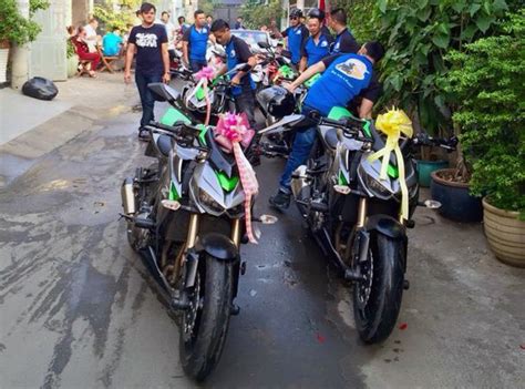 Đốt lốp Honda CBR1000RR của Naked Team SG mừng hạnh phúc cô dâu chú rể 2banh vn