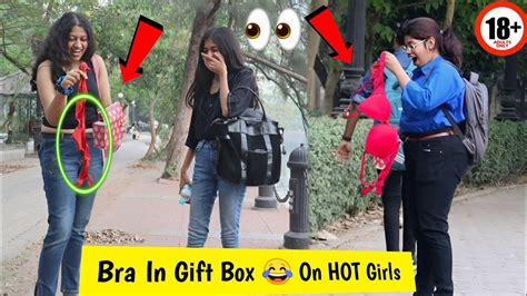 Bra In T Box On Hot Girls With A Twist लड़की अपना ब्रा देखकर उड़