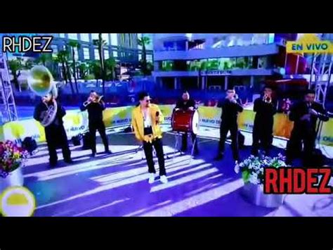 Luís Coronel junto a Banda Los Recoditos cantando Pa Que Nos Hacemos