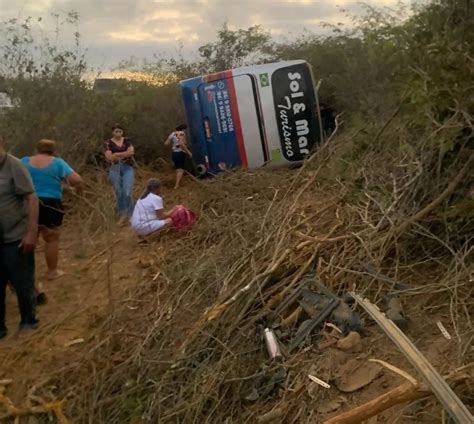 Estradas Ônibus romeiros sai da pista na PE 585 tomba e deixa