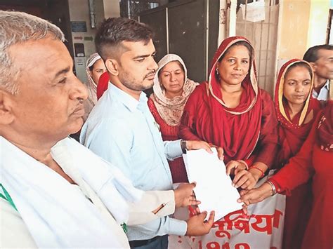 Asha Workers Staged A Symbolic Sit In For Their Demands रोष प्रदर्शन