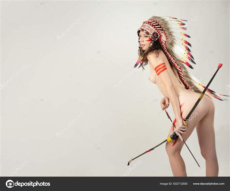 Femme nue en costume amérindien avec des plumes image libre de droit