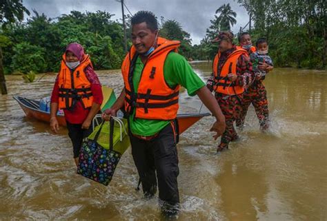 Floods In Pahang Kelantan Terengganu Perak Worsen More Victims