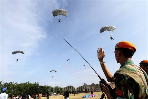 Paskhas Tni Au Latihan Terjun Payung Free Fall Foto