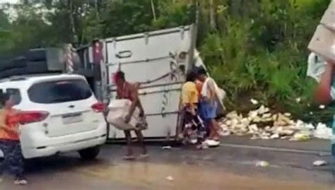 Carga Saqueada Ap S Carreta Tomba Na Br Em Alagoas Alagoasweb