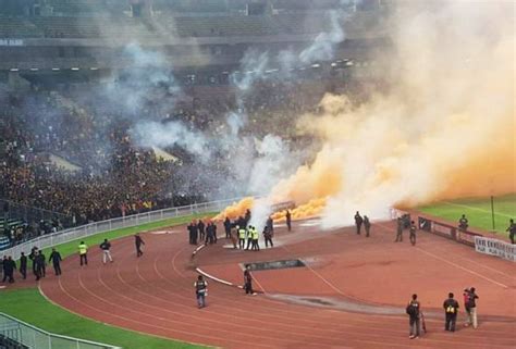 Kelayakan Piala Dunia Penyokong Baling Suar Ke Padang Perlawanan