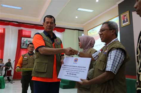 Bnpb Serahkan Bantuan Rp Miliar Ke Korban Gempa Menaraglobal