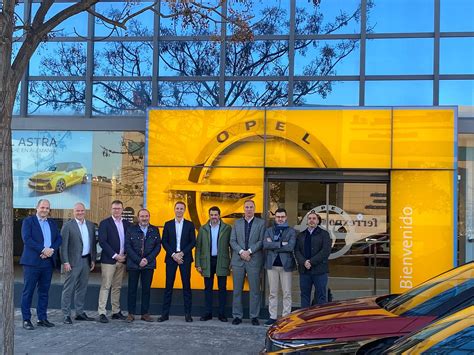 El Ceo De Opel Y Vauxhall Florian Huettl Visita Las Instalaciones De