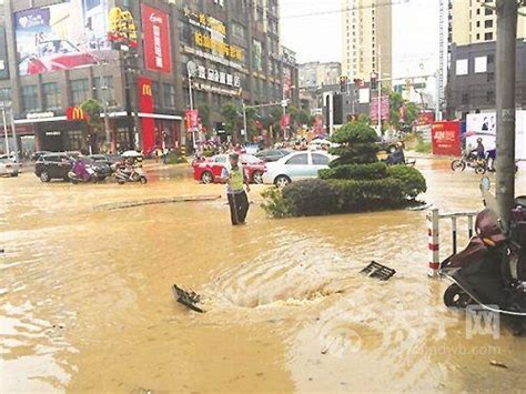 暴雨致路面嚴重積水 福安交警排堵保暢通 每日頭條