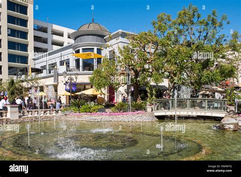 Fountain at the upmarket shopping mall, The Grove at the Farmers Market ...