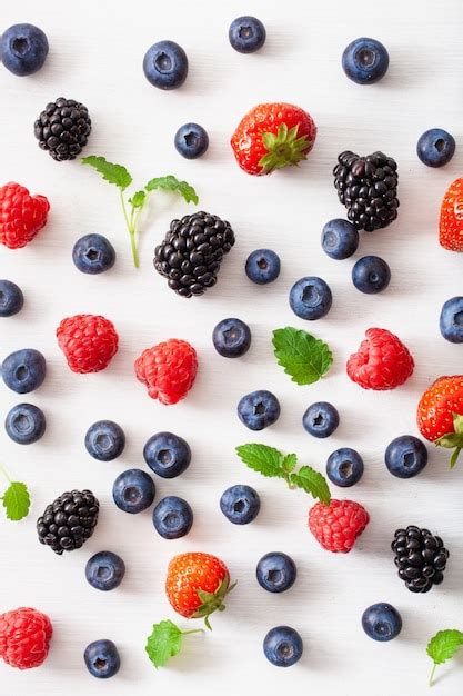 Verschiedene Beeren über weißem Hintergrund Blaubeere Erdbeere