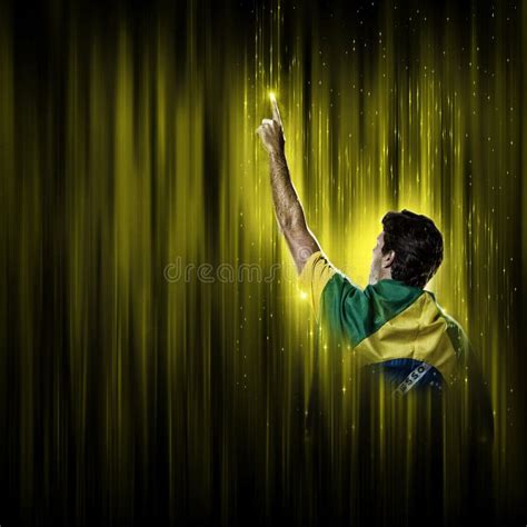 Jogador De Futebol Brasileiro Jogador De Futebol Brasileiro Em Fundo Amarelo E Preto Foto de ...